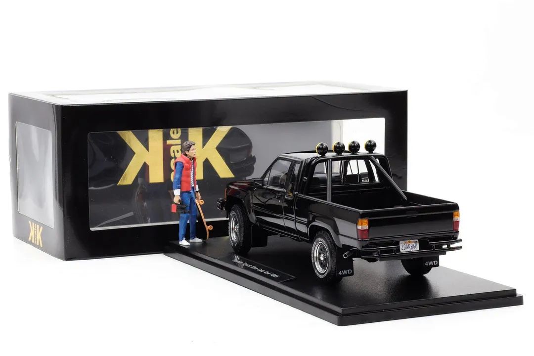 (PRE-ORDER: OCTOBER 2026) KK Scale 1:18 1985 Toyota Hilux SR5 Xtra Cab 4x4 – Back to the Future (1985) + Marty McFly Figure Bundle – KKDC181561-KKFIG024