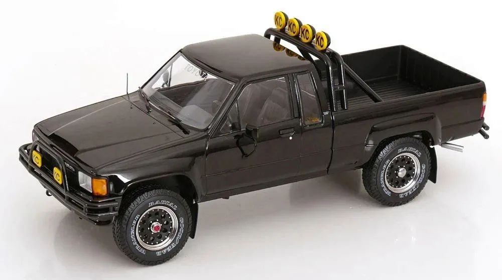(PRE-ORDER: OCTOBER 2026) KK Scale 1:18 1985 Toyota Hilux SR5 Xtra Cab 4x4 – Back to the Future (1985) + Marty McFly Figure Bundle – KKDC181561-KKFIG024