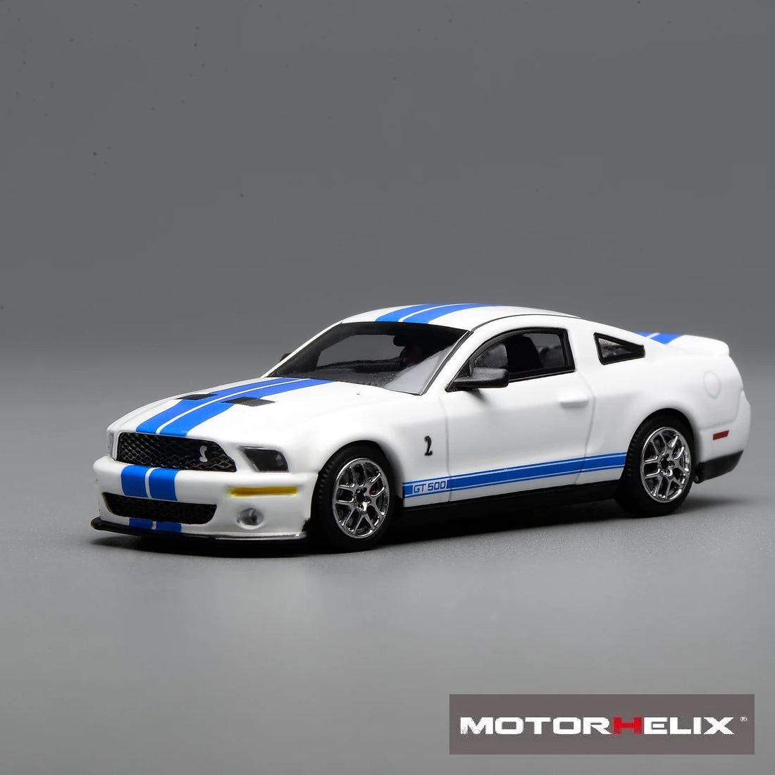 Motorhelix x Greenlight 1:64 Ford Mustang Shelby GT500 2007 blanche avec bande bleue GL-1251005C