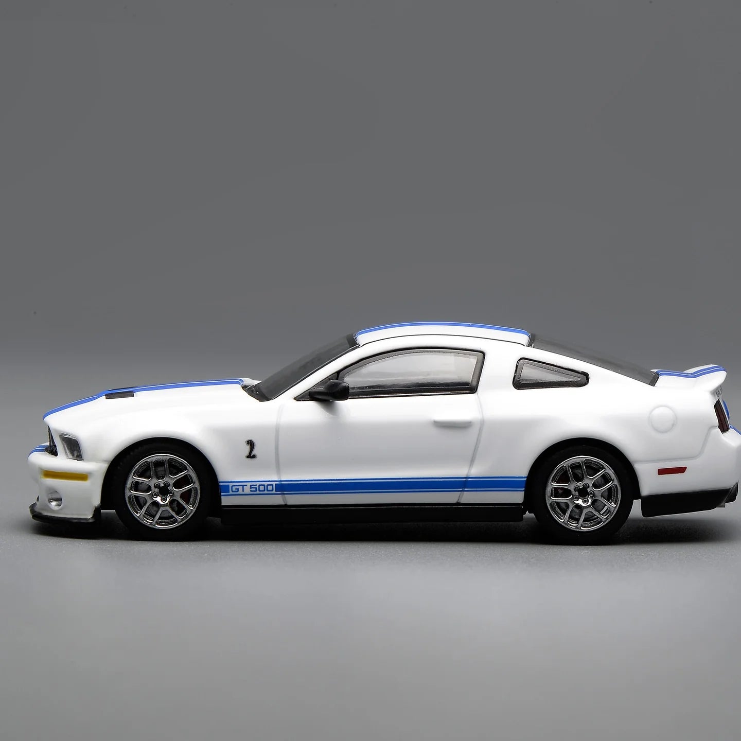 Motorhelix x Greenlight 1:64 Ford Mustang Shelby GT500 2007 blanche avec bande bleue GL-1251005C
