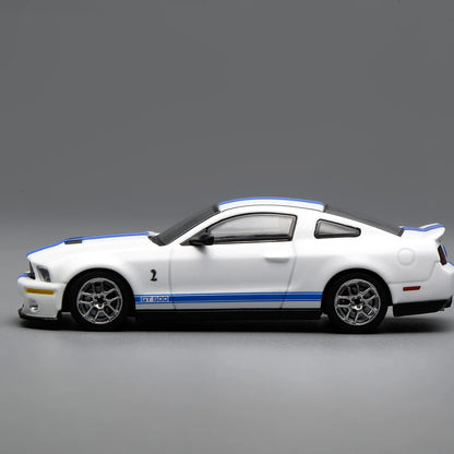 Motorhelix x Greenlight 1:64 Ford Mustang Shelby GT500 2007 blanche avec bande bleue GL-1251005C