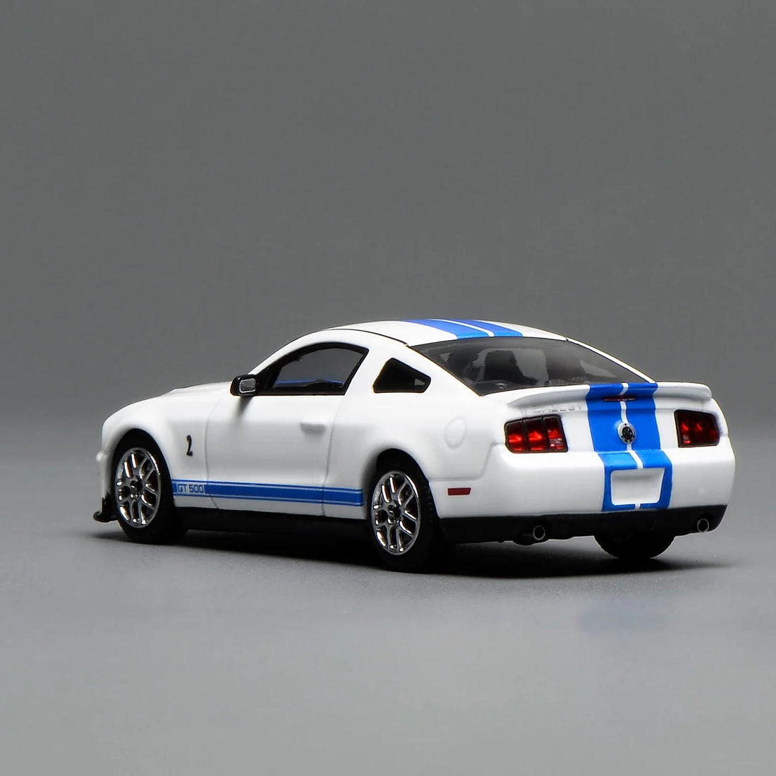 Motorhelix x Greenlight 1:64 Ford Mustang Shelby GT500 2007 blanche avec bande bleue GL-1251005C