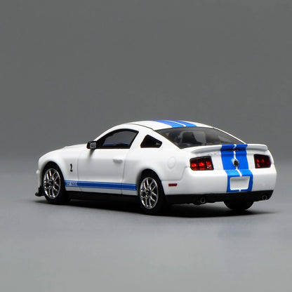 Motorhelix x Greenlight 1:64 Ford Mustang Shelby GT500 2007 blanche avec bande bleue GL-1251005C