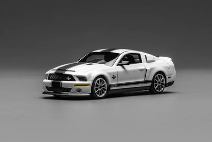 Motorhelix x Greenlight 1:64 Ford Mustang Shelby GT500 2007 blanche GL-1251006A