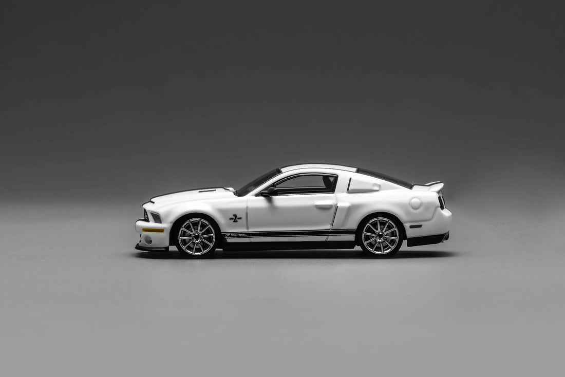 Motorhelix x Greenlight 1:64 Ford Mustang Shelby GT500 2007 blanche GL-1251006A