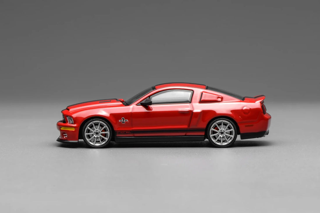Motorhelix x Greenlight 1:64 Ford Mustang Shelby GT500 Super Snake 2007 rouge avec bande noire GL-1251006B