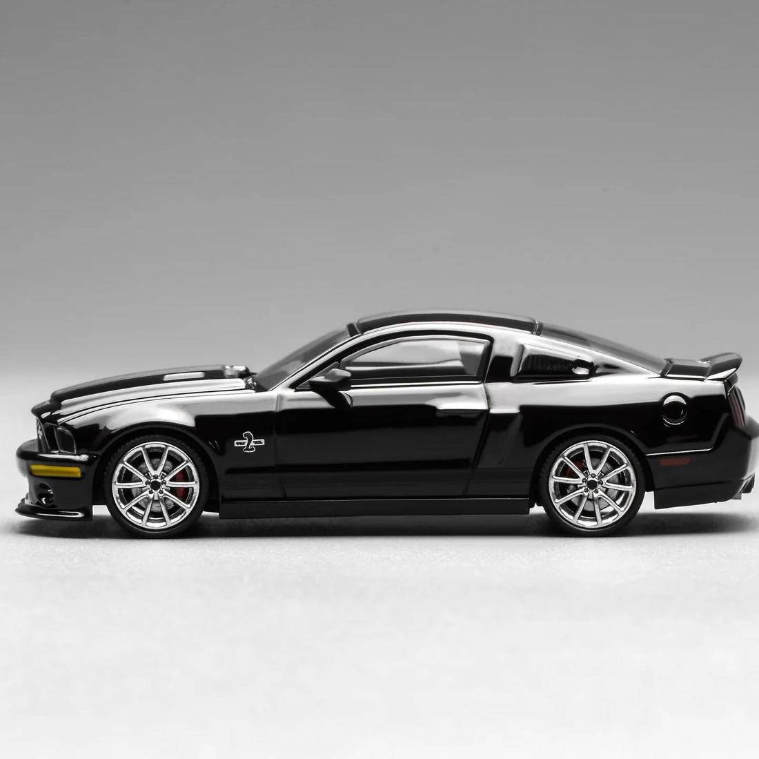 Motorhelix x Greenlight 1:64 Ford Mustang Shelby GT500 Super Snake 2007 noire GL-1251006C