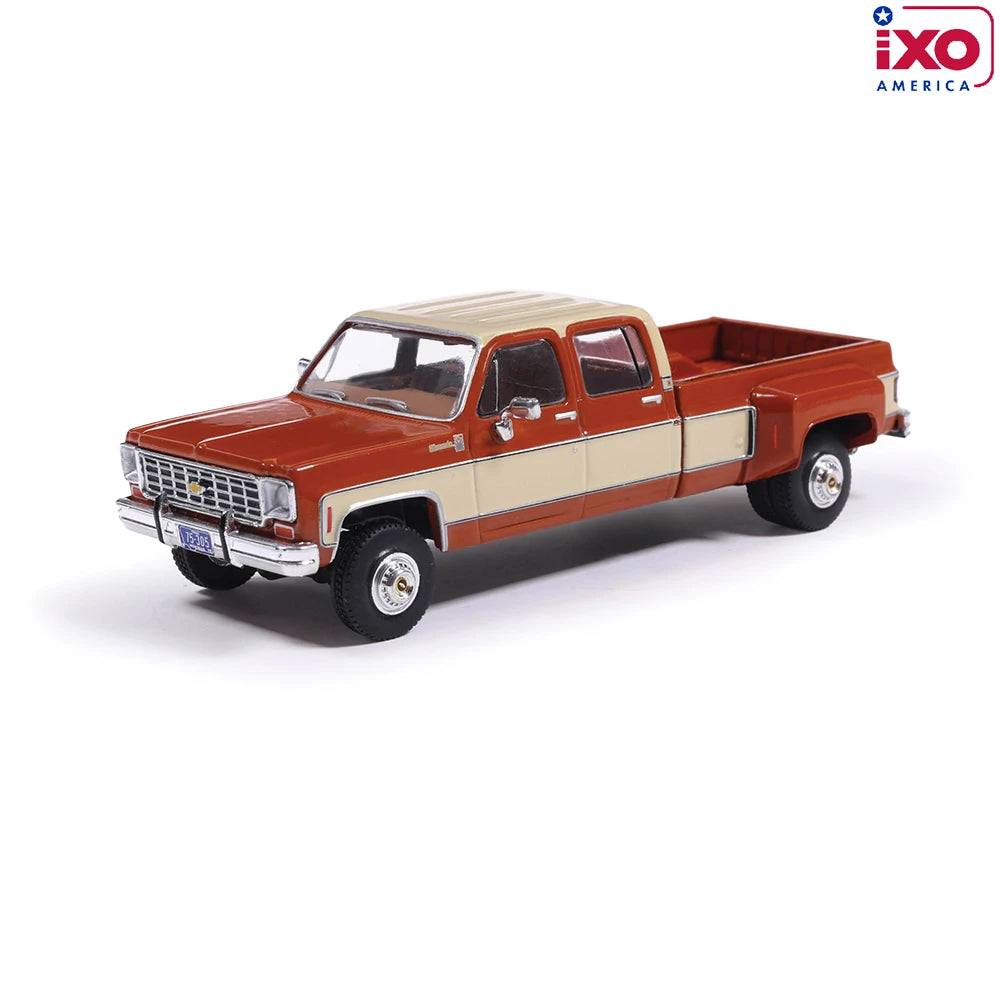 IXO America 1:64 1975 Chevrolet K30 Crew Cab Dually – Grecian Bronze / Santa Fe Tan – IA64019