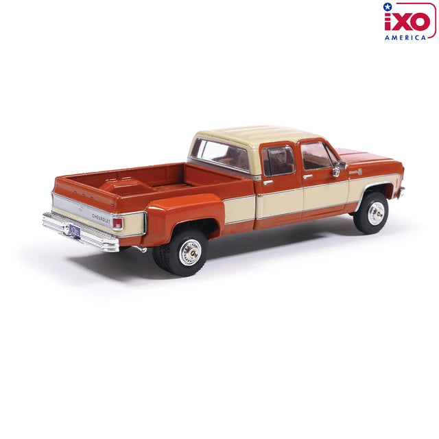 IXO America 1:64 1975 Chevrolet K30 Crew Cab Dually – Grecian Bronze / Santa Fe Tan – IA64019
