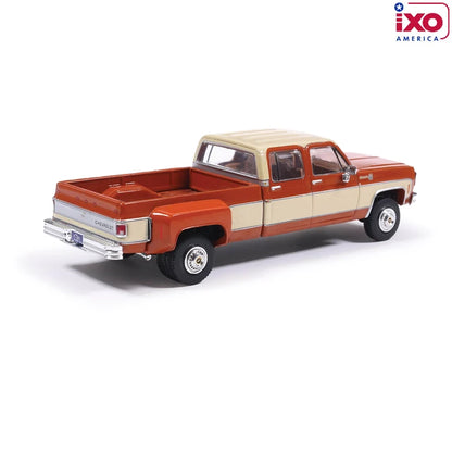 IXO America 1:64 1975 Chevrolet K30 Crew Cab Dually – Grecian Bronze / Santa Fe Tan – IA64019