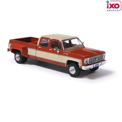 IXO America 1:64 1975 Chevrolet K30 Crew Cab Dually – Grecian Bronze / Santa Fe Tan – IA64019