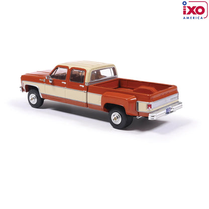 IXO America 1:64 1975 Chevrolet K30 Crew Cab Dually – Grecian Bronze / Santa Fe Tan – IA64019