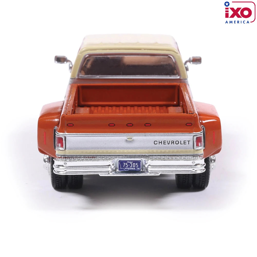 IXO America 1:64 1975 Chevrolet K30 Crew Cab Dually – Grecian Bronze / Santa Fe Tan – IA64019