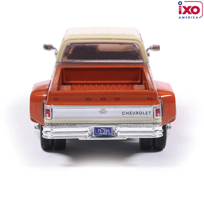 IXO America 1:64 1975 Chevrolet K30 Crew Cab Dually – Grecian Bronze / Santa Fe Tan – IA64019