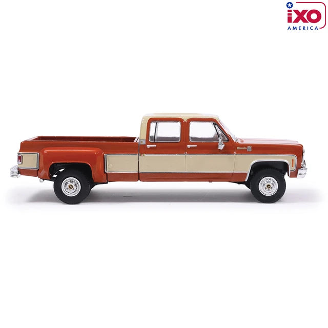 IXO America 1:64 1975 Chevrolet K30 Crew Cab Dually – Grecian Bronze / Santa Fe Tan – IA64019