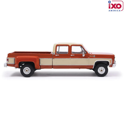 IXO America 1:64 1975 Chevrolet K30 Crew Cab Dually – Grecian Bronze / Santa Fe Tan – IA64019