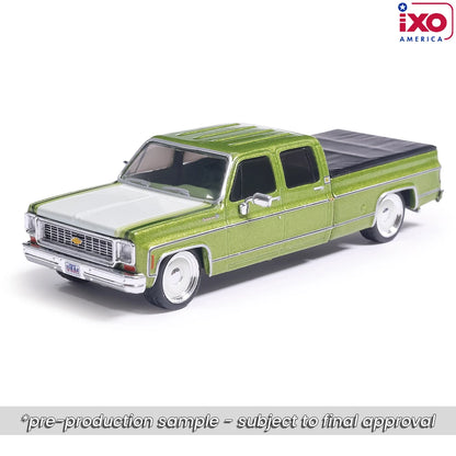 (PRE-ORDER 2026/2027) IXO America 1:64 Chevrolet Cheyenne Super C10 Crew Cab Fleetside 1974 – Vert lime métallisé – Surbaissé – Édition limitée IA64037