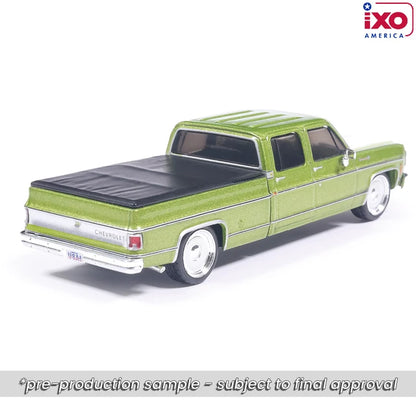 (PRE-ORDER 2026/2027) IXO America 1:64 Chevrolet Cheyenne Super C10 Crew Cab Fleetside 1974 – Vert lime métallisé – Surbaissé – Édition limitée IA64037