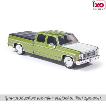(PRE-ORDER 2026/2027) IXO America 1:64 Chevrolet Cheyenne Super C10 Crew Cab Fleetside 1974 – Vert lime métallisé – Surbaissé – Édition limitée IA64037