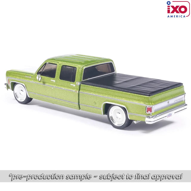(PRE-ORDER 2026/2027) IXO America 1:64 Chevrolet Cheyenne Super C10 Crew Cab Fleetside 1974 – Vert lime métallisé – Surbaissé – Édition limitée IA64037