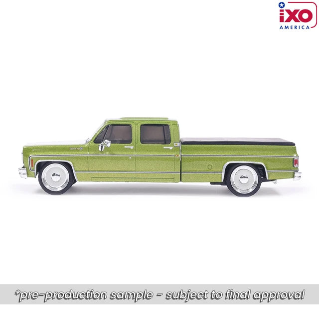 (PRE-ORDER 2026/2027) IXO America 1:64 Chevrolet Cheyenne Super C10 Crew Cab Fleetside 1974 – Vert lime métallisé – Surbaissé – Édition limitée IA64037