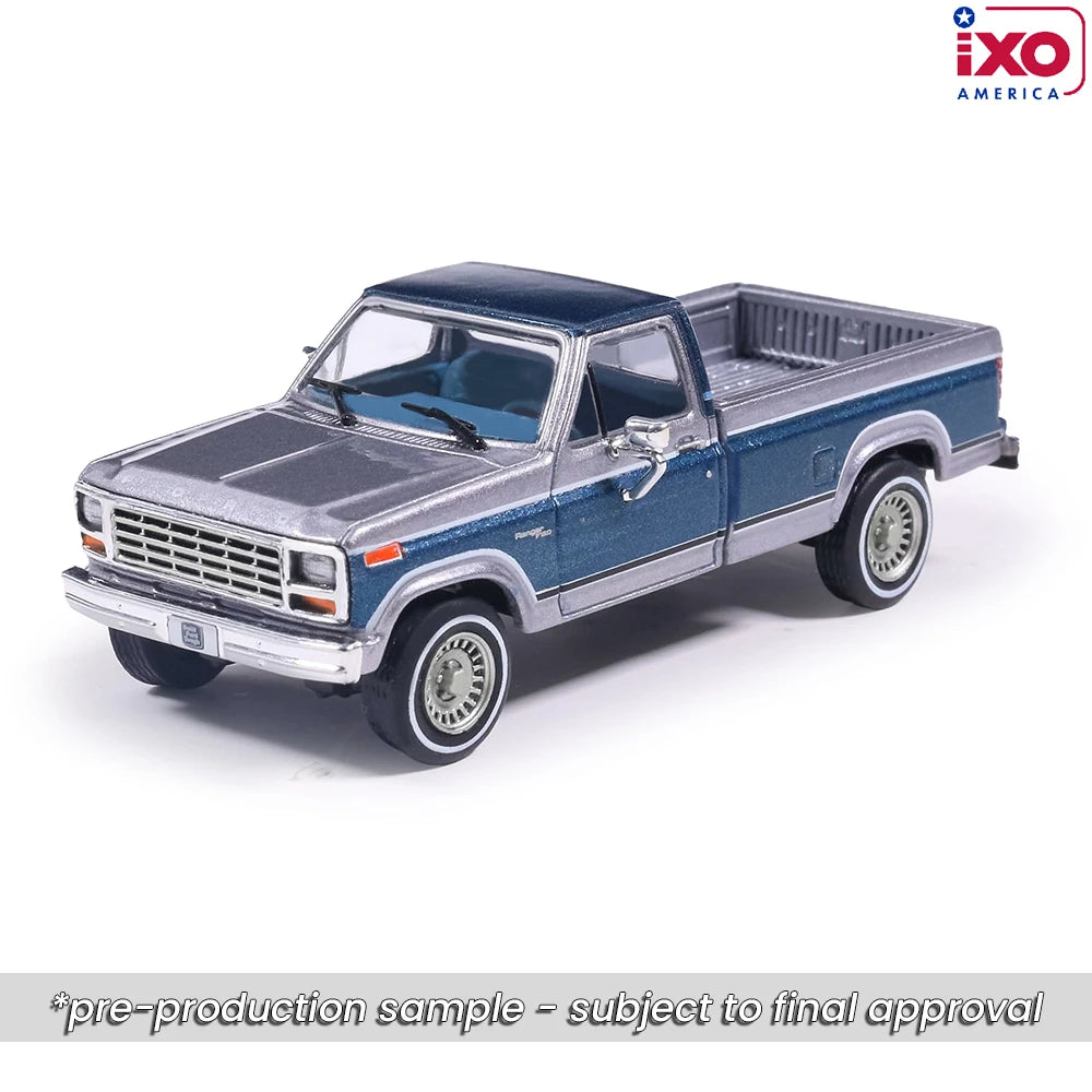 Titre du produit : (PRE-ORDER 2026/2027) IXO America 1:64 Ford F-150 Ranger XLT Short Bed 1980 – Silver Metallic / Midnight Blue Metallic – Édition limitée IA64045