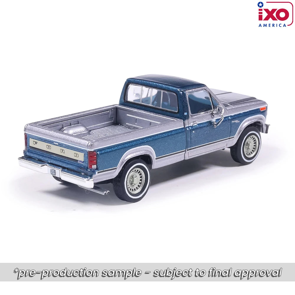 Titre du produit : (PRE-ORDER 2026/2027) IXO America 1:64 Ford F-150 Ranger XLT Short Bed 1980 – Silver Metallic / Midnight Blue Metallic – Édition limitée IA64045