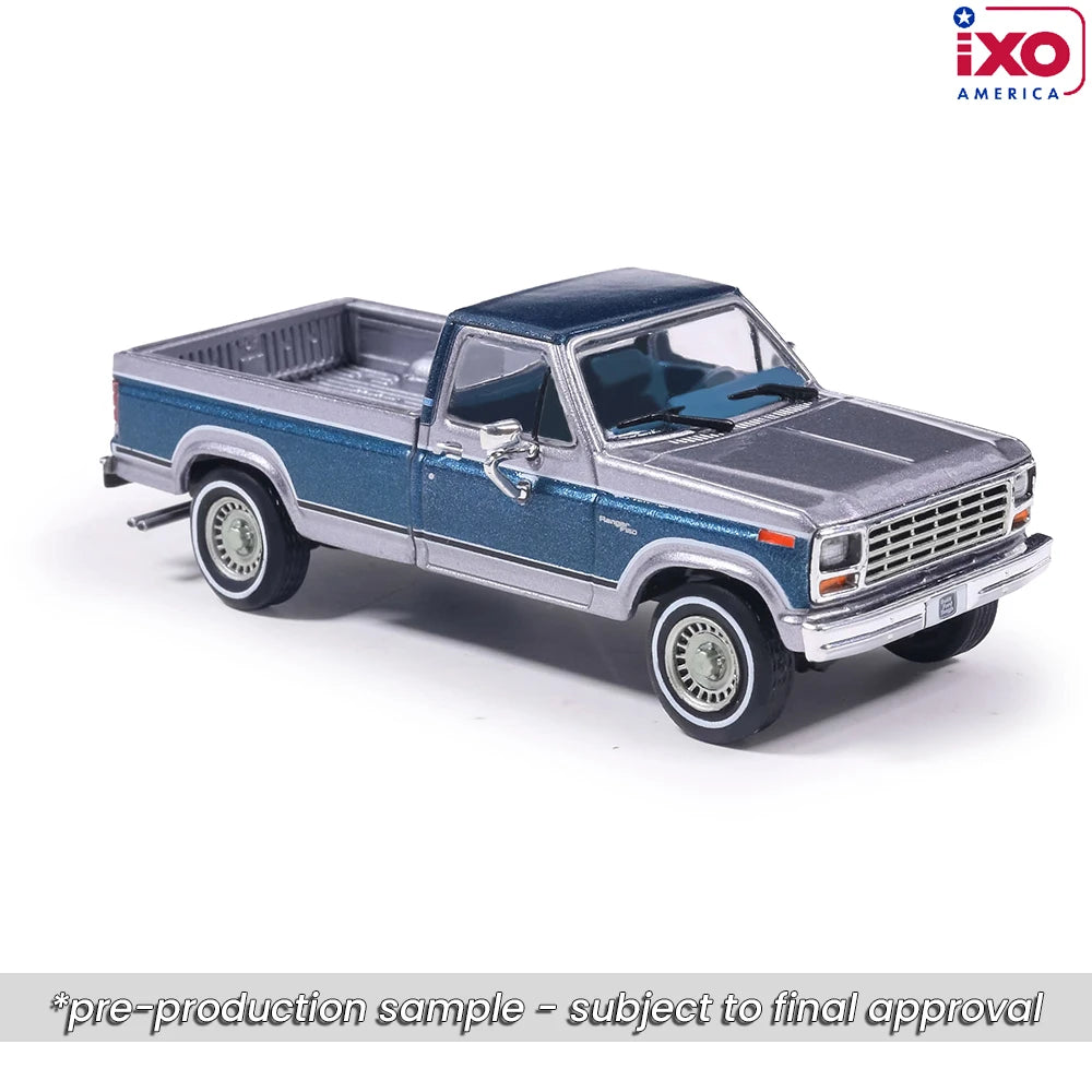 Titre du produit : (PRE-ORDER 2026/2027) IXO America 1:64 Ford F-150 Ranger XLT Short Bed 1980 – Silver Metallic / Midnight Blue Metallic – Édition limitée IA64045
