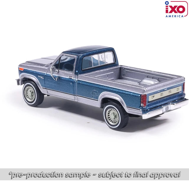 Titre du produit : (PRE-ORDER 2026/2027) IXO America 1:64 Ford F-150 Ranger XLT Short Bed 1980 – Silver Metallic / Midnight Blue Metallic – Édition limitée IA64045