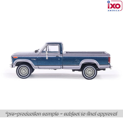 Titre du produit : (PRE-ORDER 2026/2027) IXO America 1:64 Ford F-150 Ranger XLT Short Bed 1980 – Silver Metallic / Midnight Blue Metallic – Édition limitée IA64045