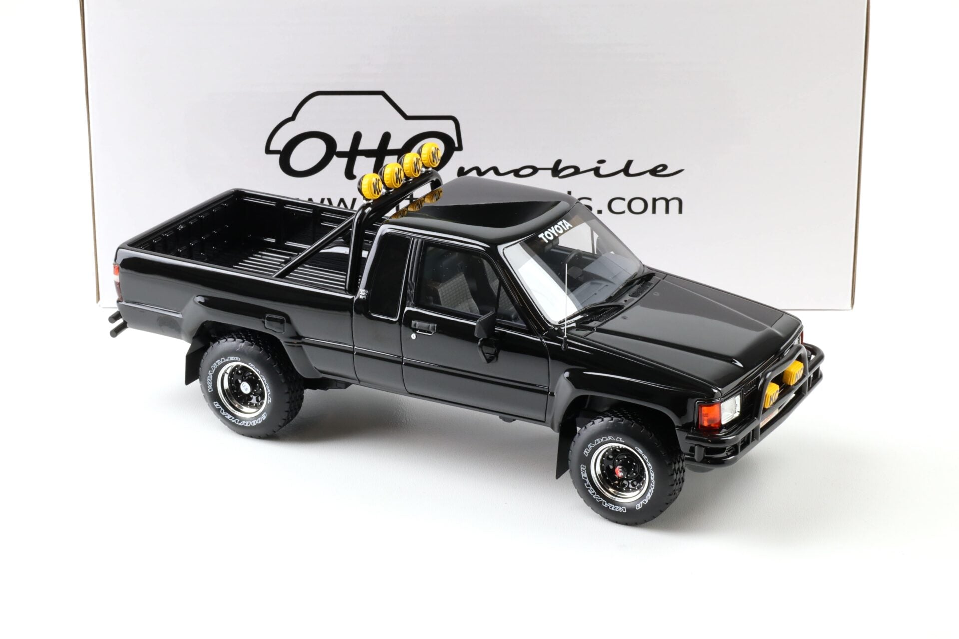 OttOmobile 1:18 Toyota Hilux SR5 Back to the Future 1985 Glossy Black – OT481B