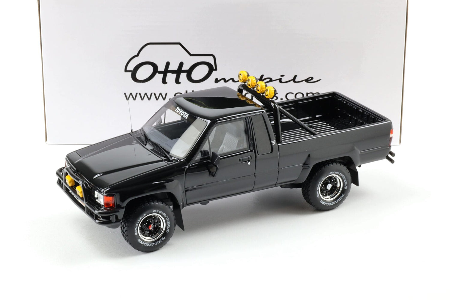 OttOmobile 1:18 Toyota Hilux SR5 Back to the Future 1985 Glossy Black – OT481B