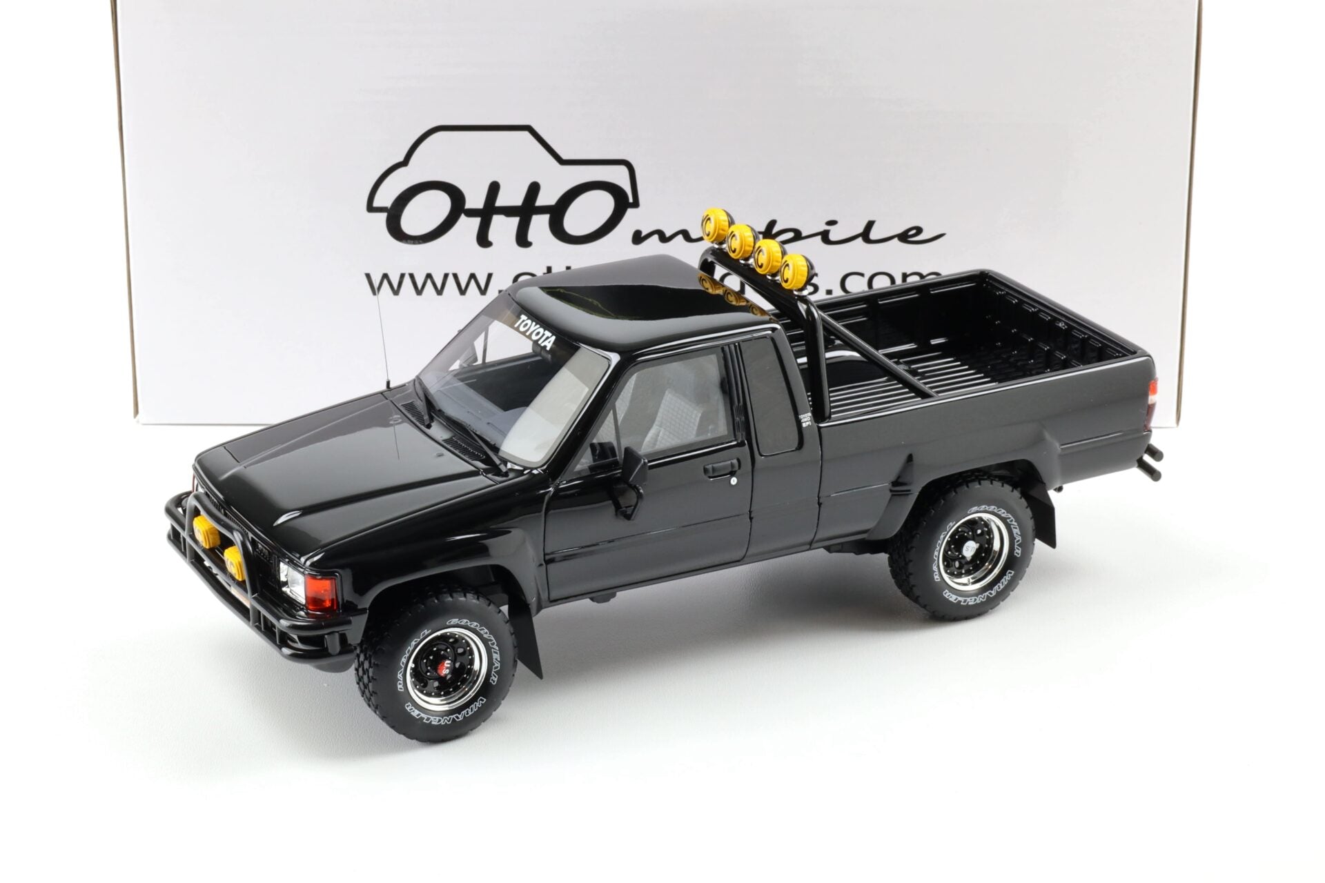 OttOmobile 1:18 Toyota Hilux SR5 Back to the Future 1985 Glossy Black – OT481B
