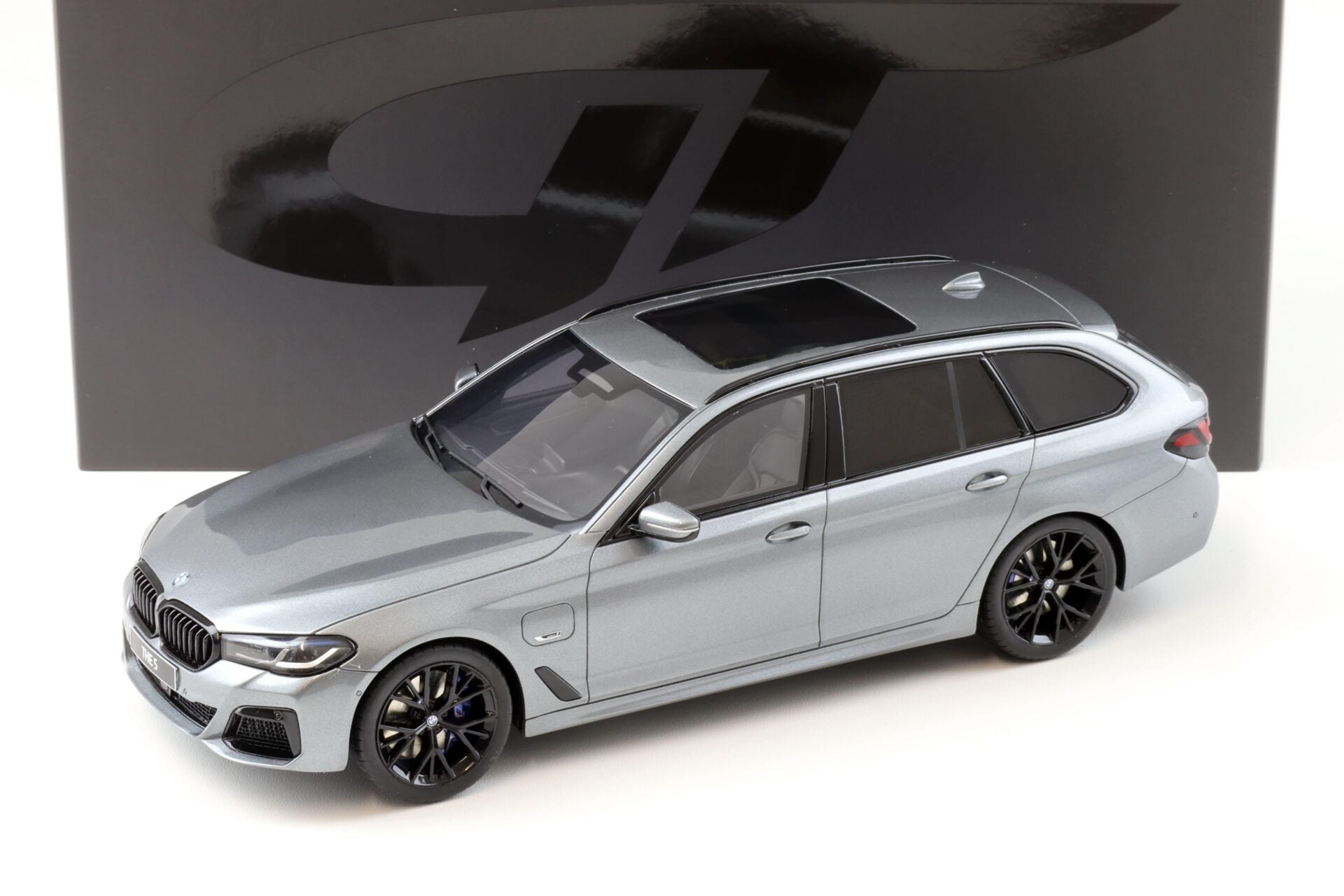 GT SPIRIT- BMW 530E Touring xDrive M-Sport G31 grey metallic 2023