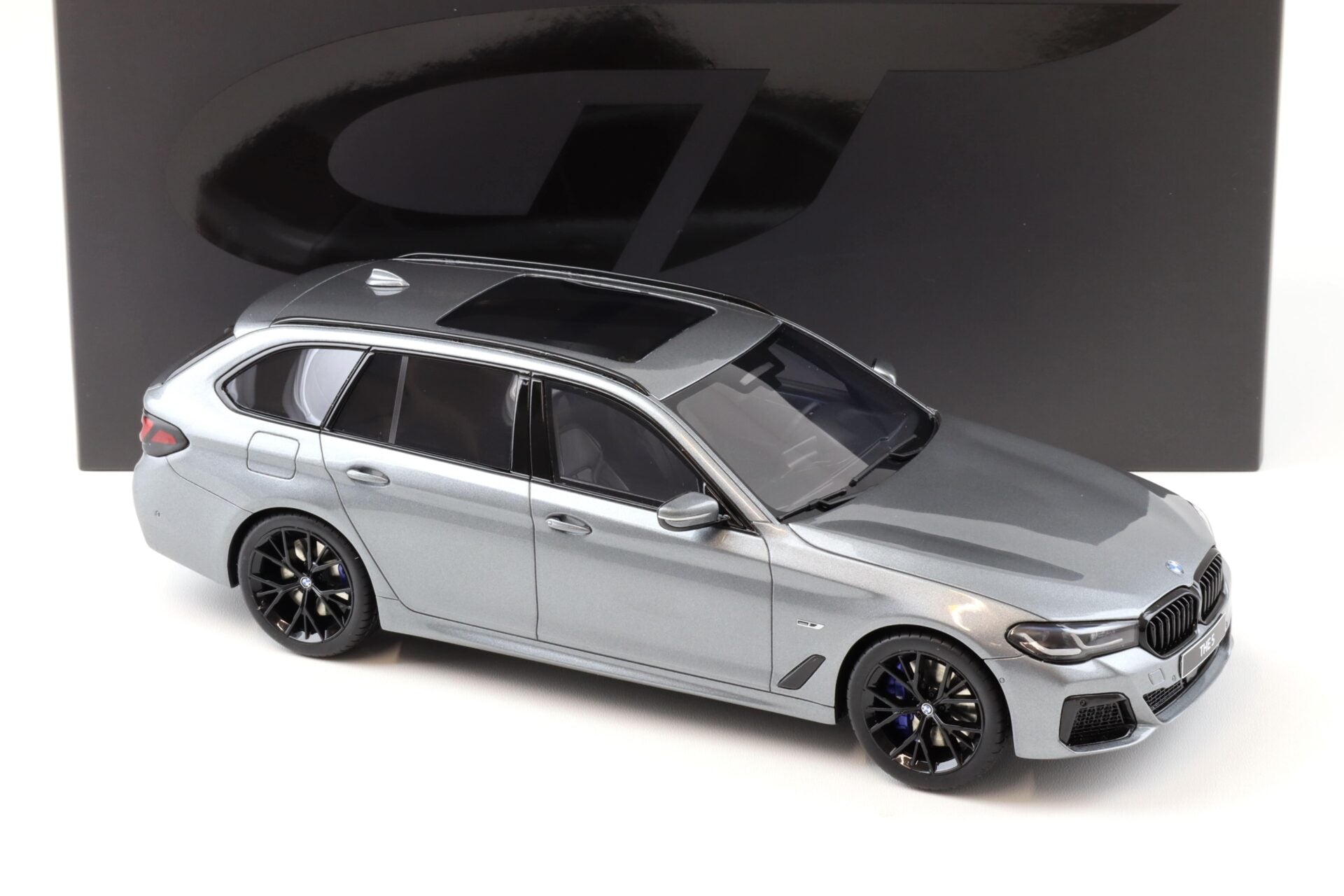 GT SPIRIT- BMW 530E Touring xDrive M-Sport G31 grey metallic 2023