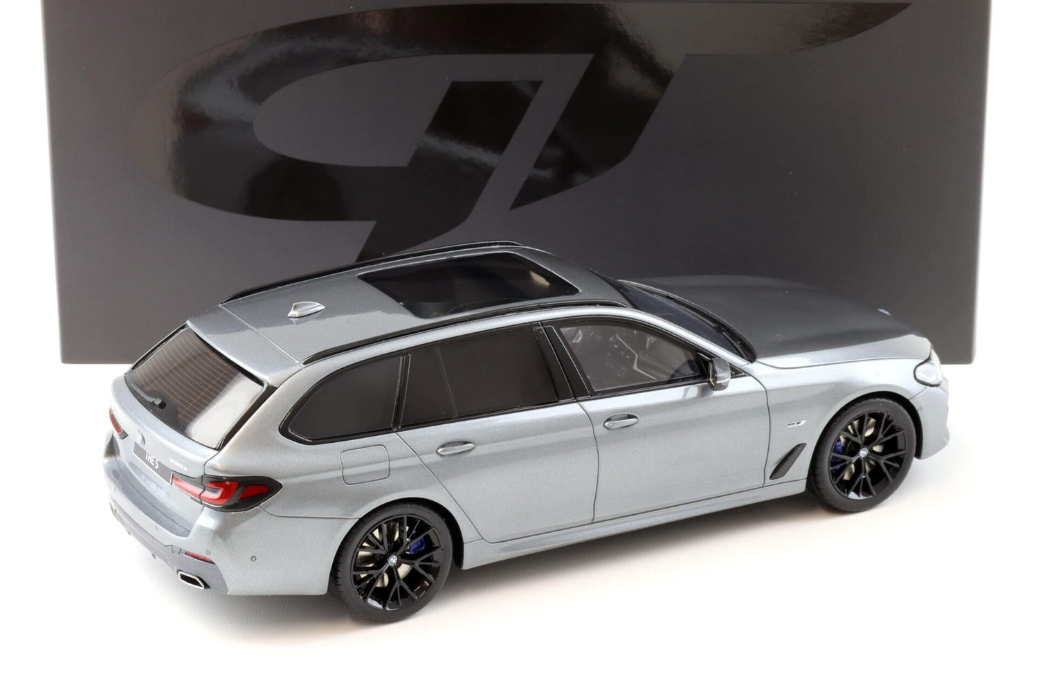 GT SPIRIT- BMW 530E Touring xDrive M-Sport G31 grey metallic 2023