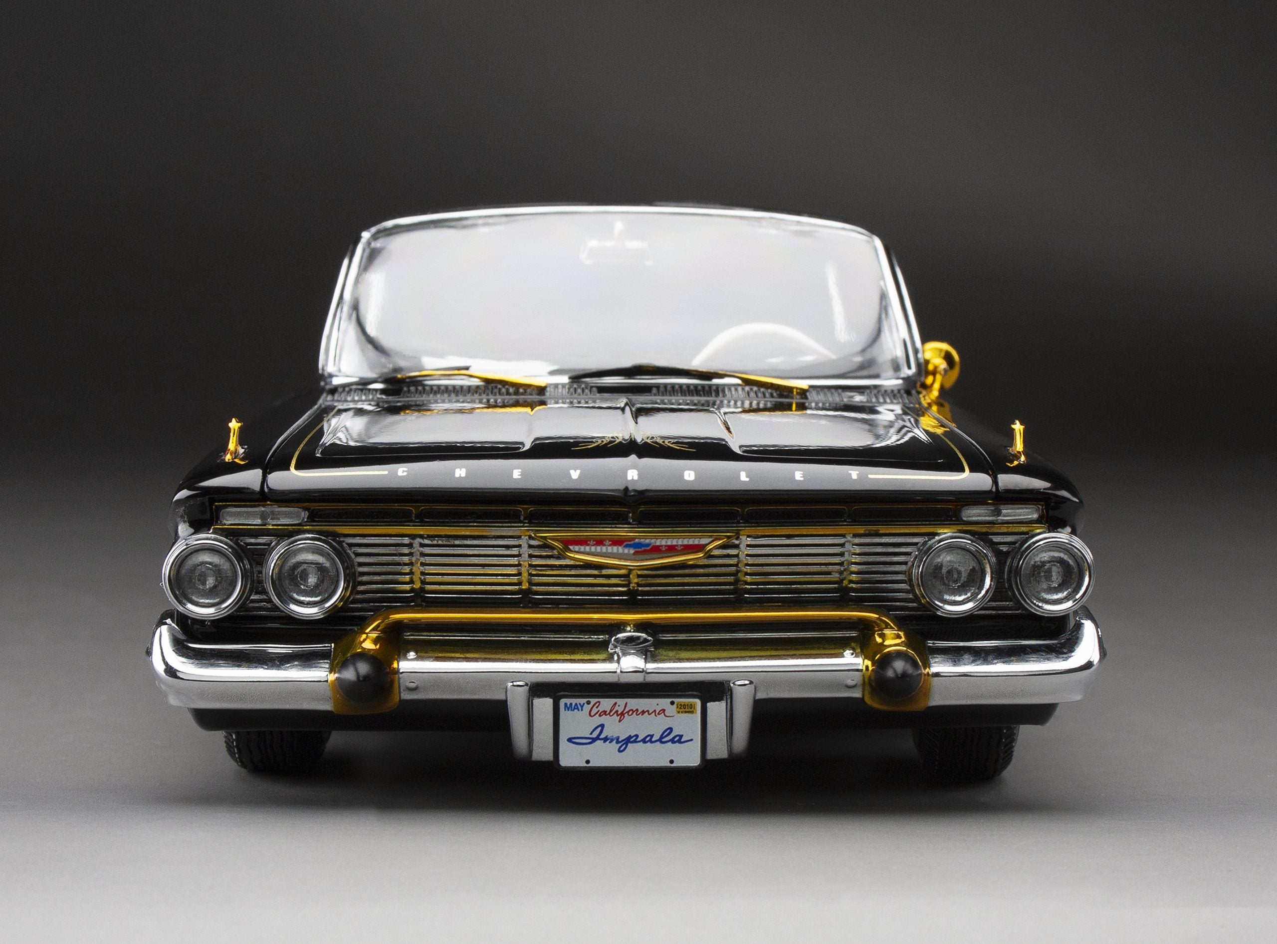 (BLACK-NOIR) 1961 Chevrolet Impala Open Convertilbe Lowrider (with movable suspension)