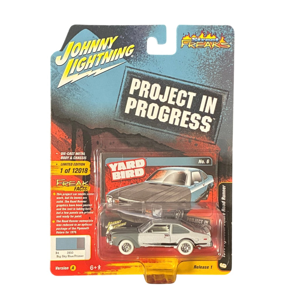 CHASE CAR – 1976 Plymouth Volaré Road Runner White – Street Freaks Release 1 Version A – Johnny Lightning 1:64 – JLSF023-1A-6-CHASE