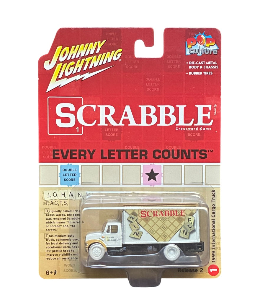 CHASE CAR – Johnny Lightning 1:64 Pop Culture Scrabble Série 2 – Camion de transport International 1999 – Livrée Scrabble – JLPC007-2-1-CHASE
