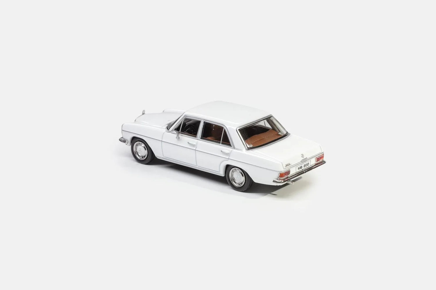 Maxwell Model 1:64-Mercedes-Benz 200 W114-Pearl White MW640029