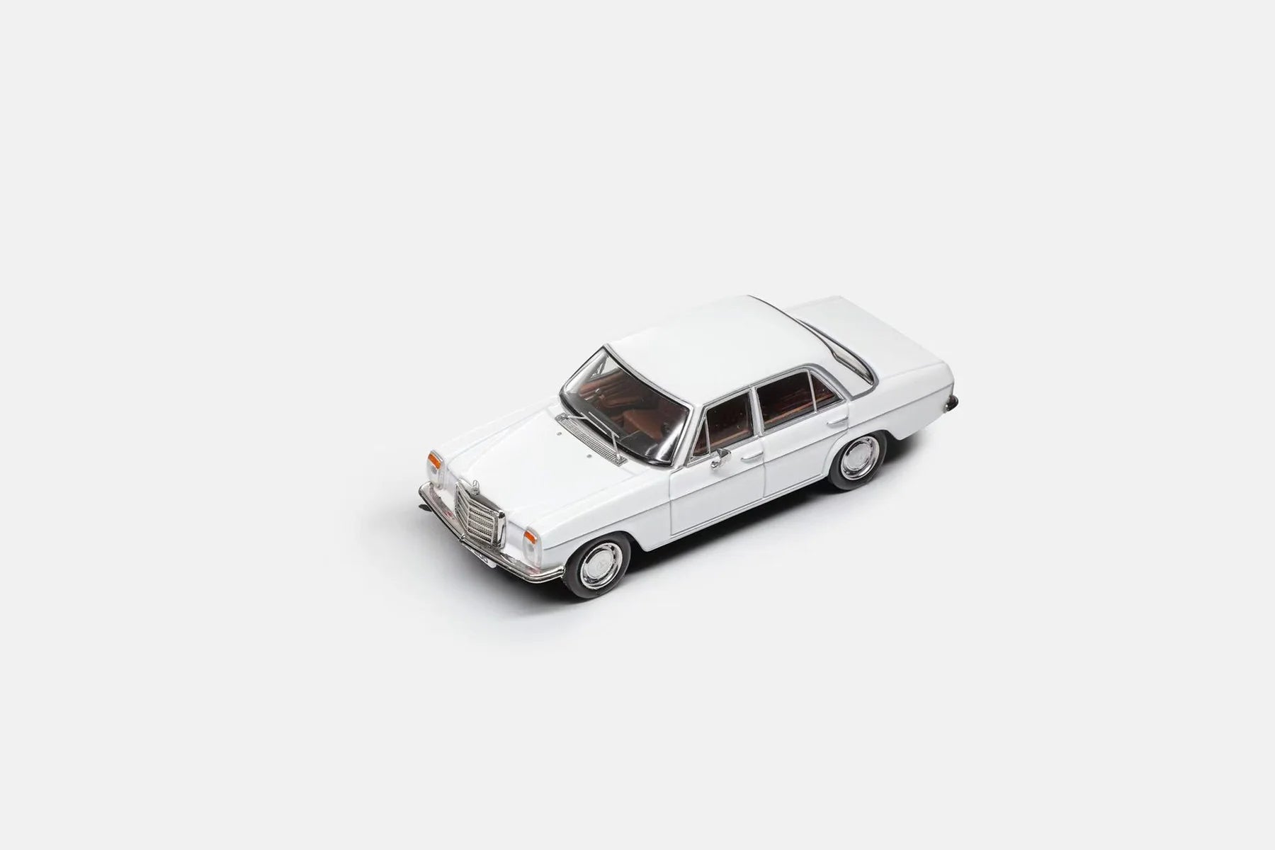 Maxwell Model 1:64-Mercedes-Benz 200 W114-Pearl White MW640029