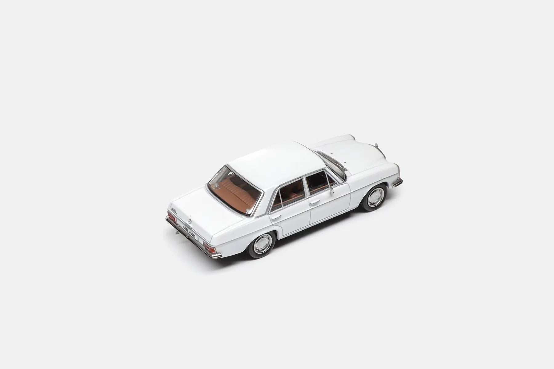Maxwell Model 1:64-Mercedes-Benz 200 W114-Pearl White MW640029
