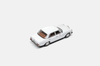Maxwell Model 1:64-Mercedes-Benz 200 W114-Pearl White MW640029