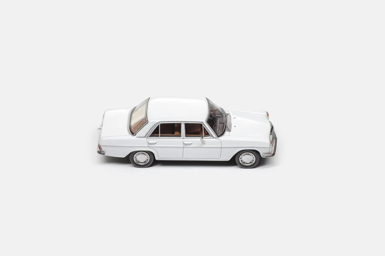 Maxwell Model 1:64-Mercedes-Benz 200 W114-Pearl White MW640029