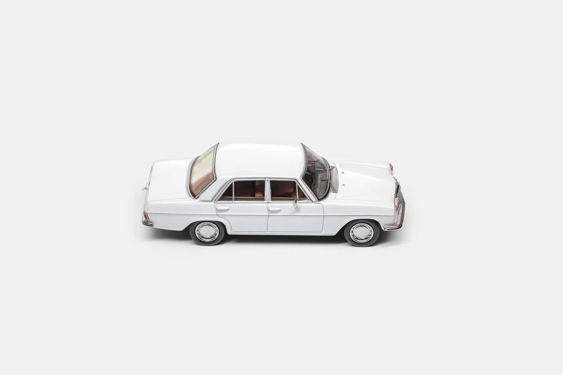 Maxwell Model 1:64-Mercedes-Benz 200 W114-Pearl White MW640029