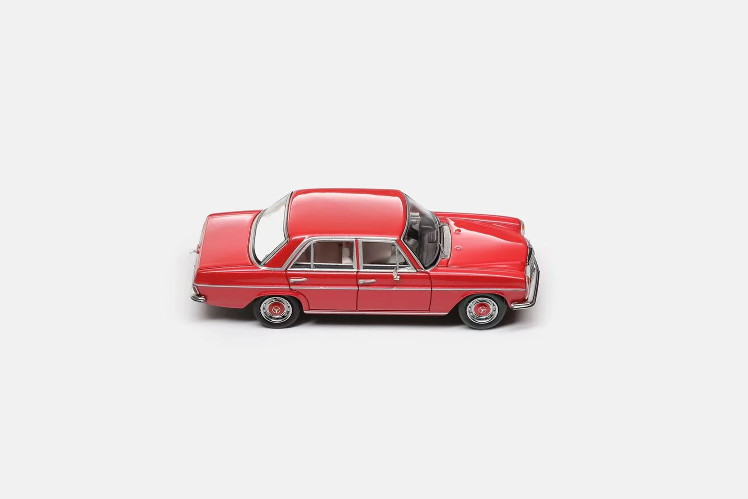 Maxwell Model 1:64-Mercedes-Benz 200 W114-Pearl Red MW640030