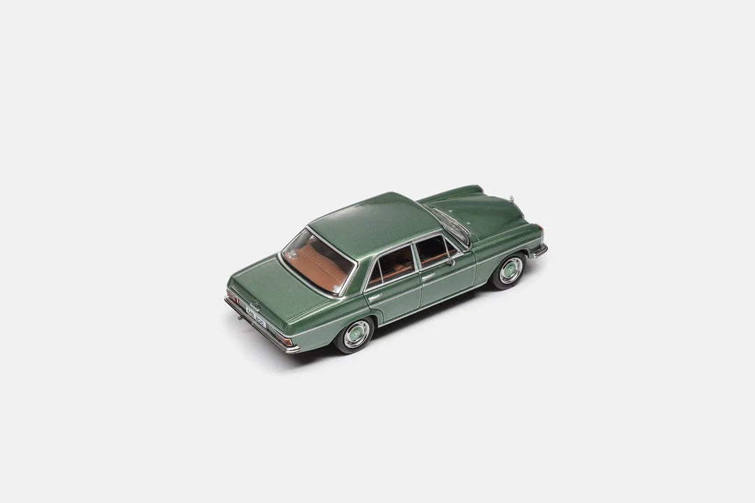 Maxwell Model 1:64-Mercedes-Benz 200 W114-Green MW640031