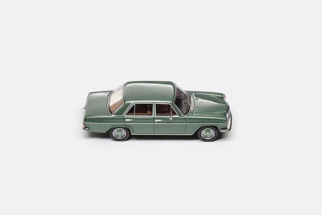 Maxwell Model 1:64-Mercedes-Benz 200 W114-Green MW640031