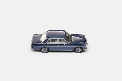 Maxwell Model 1:64-Mercedes-Benz 200 W114-Blue MW640032