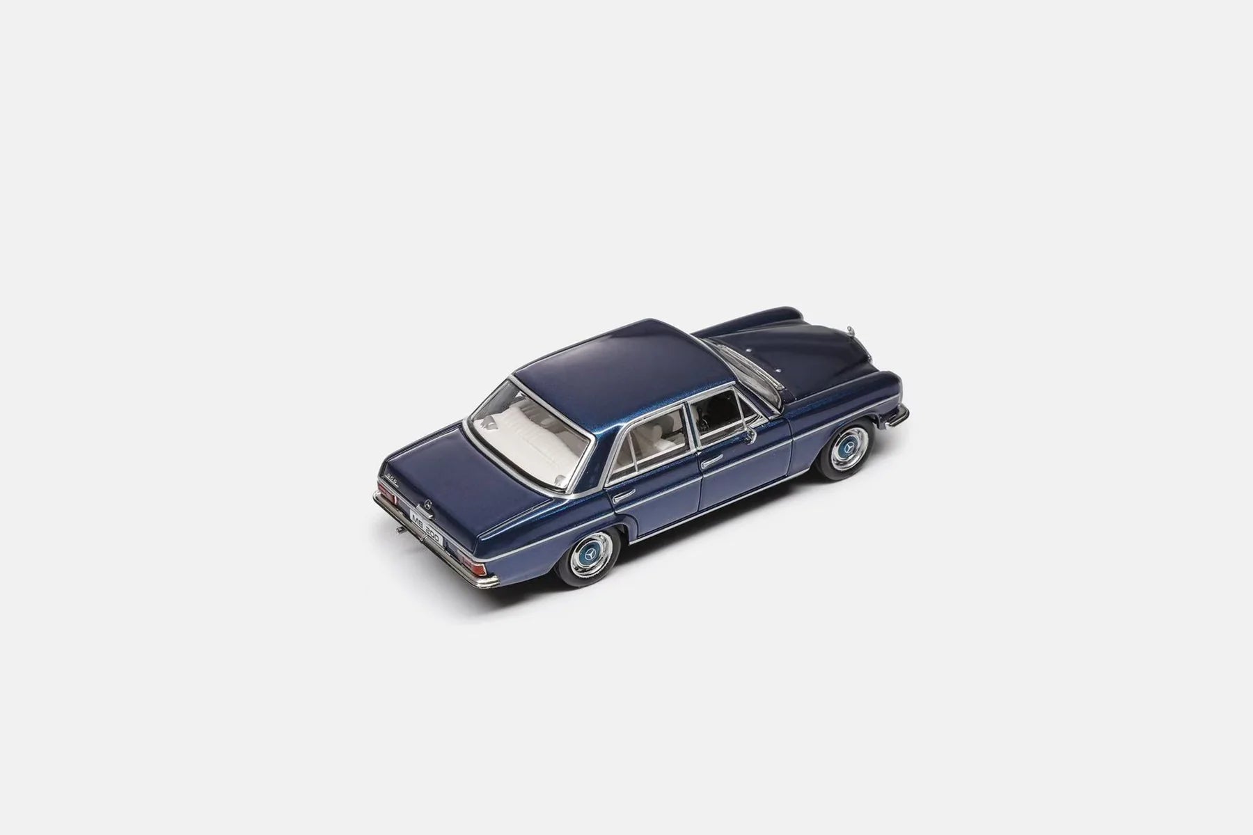 Maxwell Model 1:64-Mercedes-Benz 200 W114-Blue MW640032